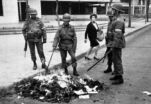 «Si no había publicación era muy posible quelos detenidos terminaran muertos» la censura incluyó quema de libros y un elaborado esquema burocrático para prohibir todo lo que el régimen consideraba por fuera de sus valores políticos y morales.